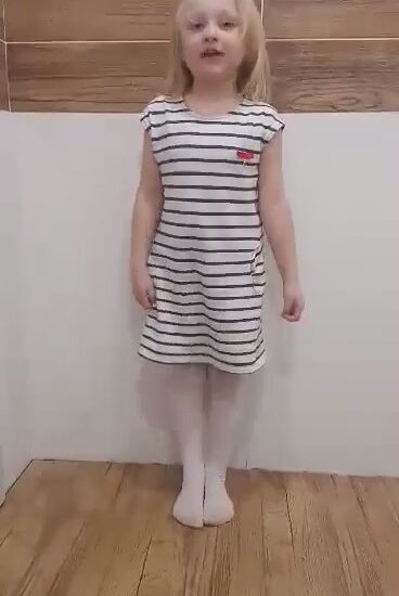 dziewczynka ubrana w sukienkę w paski