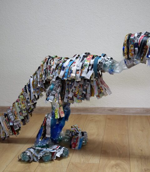 postać dinozaura z plastikowych butelek i gazet