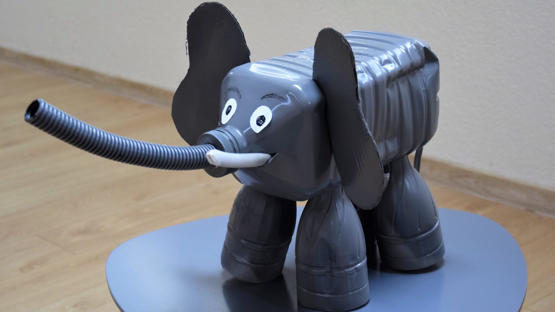 postać słonia z plastiku