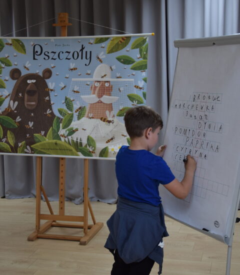 chłopiec pisze na tablicy