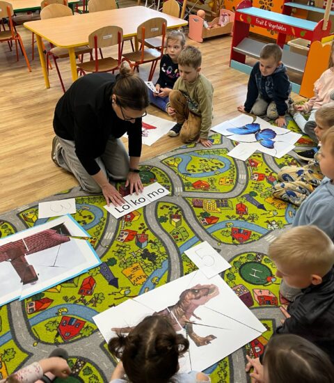 dzieci układają puzzle