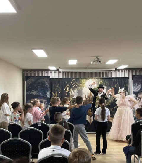 aktorzy tańczący razem z dziećmi
