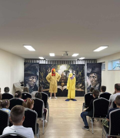 aktorzy w przebraniach podczas przedstwienia