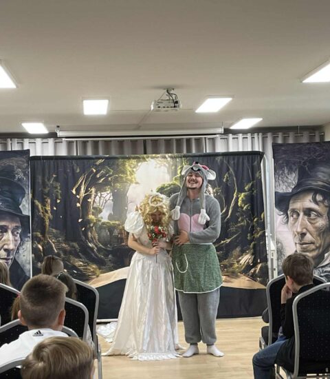 aktorzy w przebraniach podczas przedstwienia