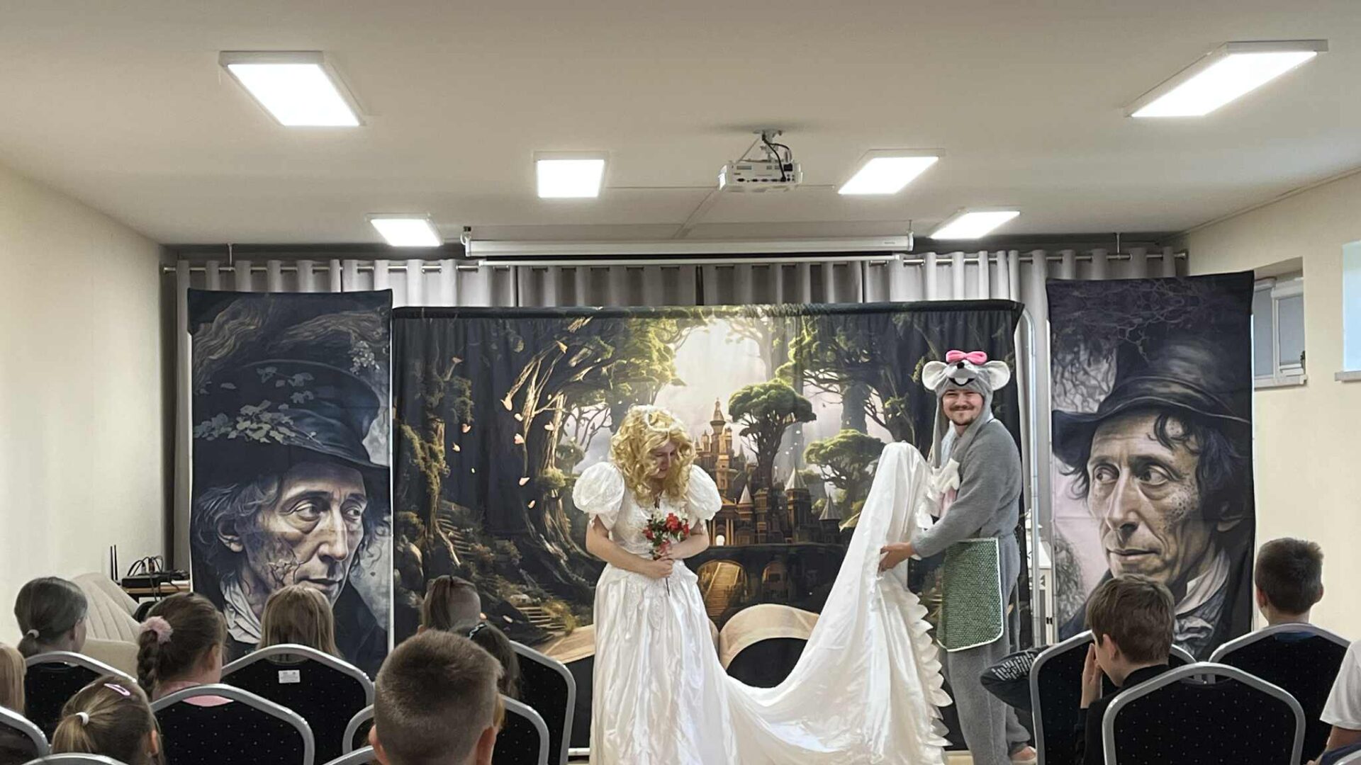 aktorzy podczas przedstawienia