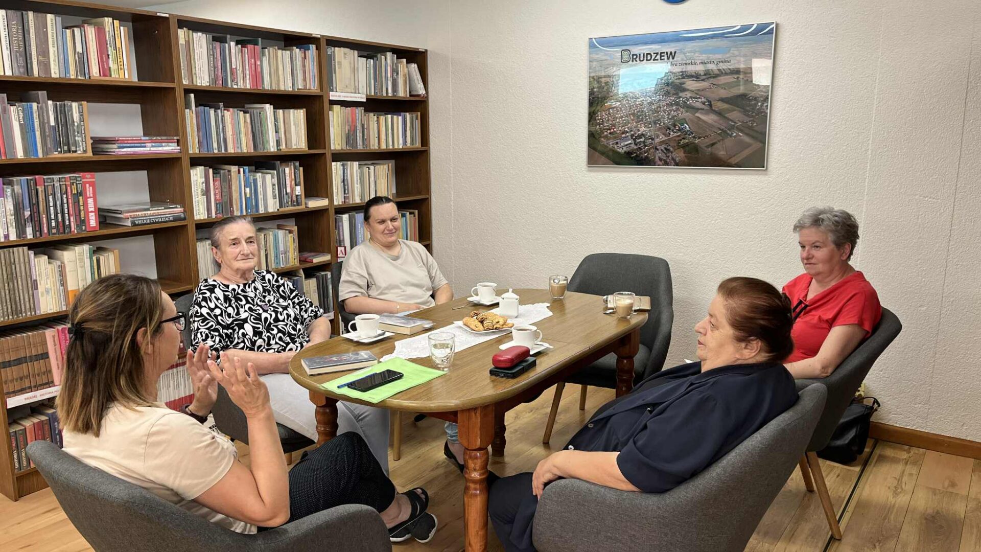 Brudzewski Klub Książki członkinie Brudzewskiego Klubu Książki siedzą przy stole, dyskutują