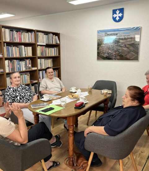 Brudzewski Klub Książki członkinie Brudzewskiego Klubu Książki siedzą przy stole, dyskutują