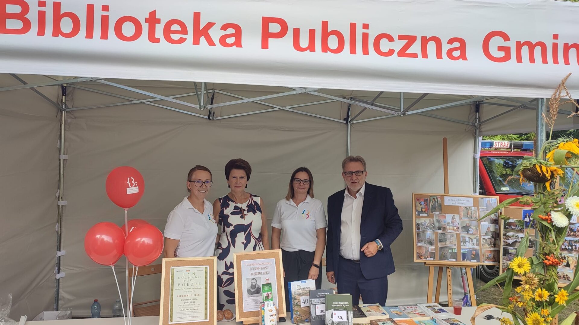 bibliotekarki z wójtem i radną w namiocie bibliotecznym