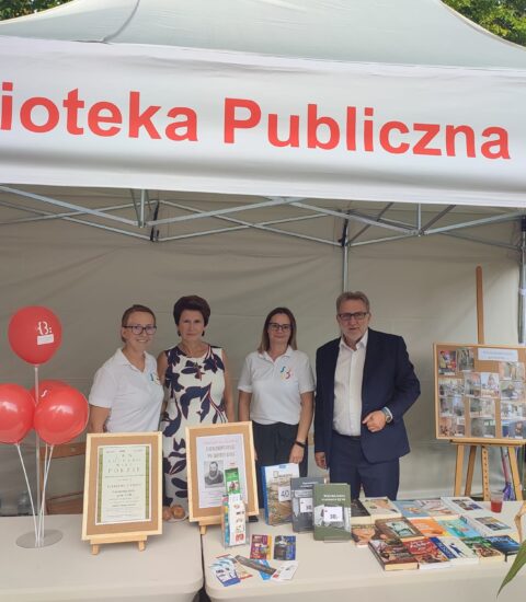 bibliotekarki z wójtem i radną w namiocie bibliotecznym