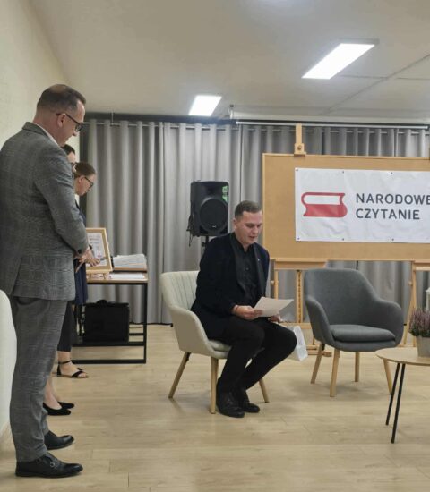 wręczenie nagród w konkursie na fraszkę. Uczestnik czyta swóją fraszkę