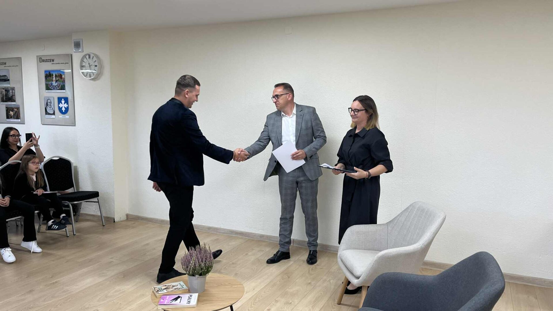 wręczenie nagród w konursie na fraszkę