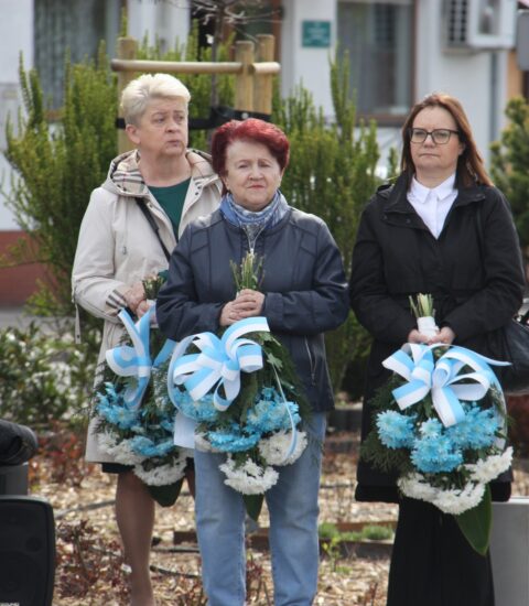 kobiety trzymające kwiaty w kolorach białym i niebieskim