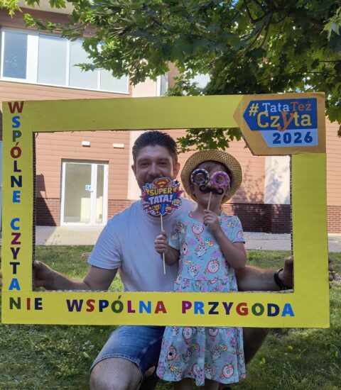 mężczyzna z małą dziewczynką w ramce promującej akcję czytania