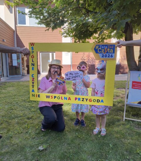 kobieta z dwiema dziewczynkami w ramce promującej akcję czytania