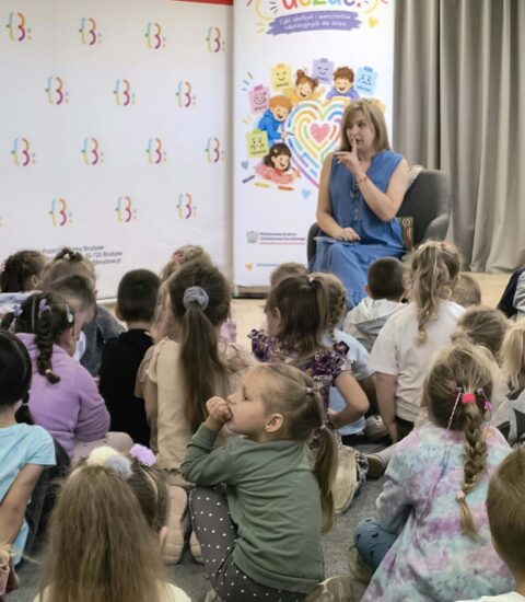 autorka siedzi w fotelu przed dziećmi