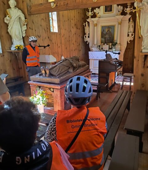 uczestnicy rajdu rowerowego w kaplicy bł. Bogumiła w Dobrowie