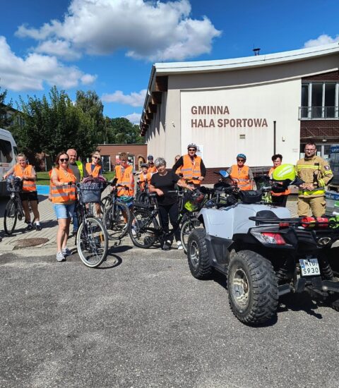 uczestnicy rajdu rowerowego po powrocie z wycieczki