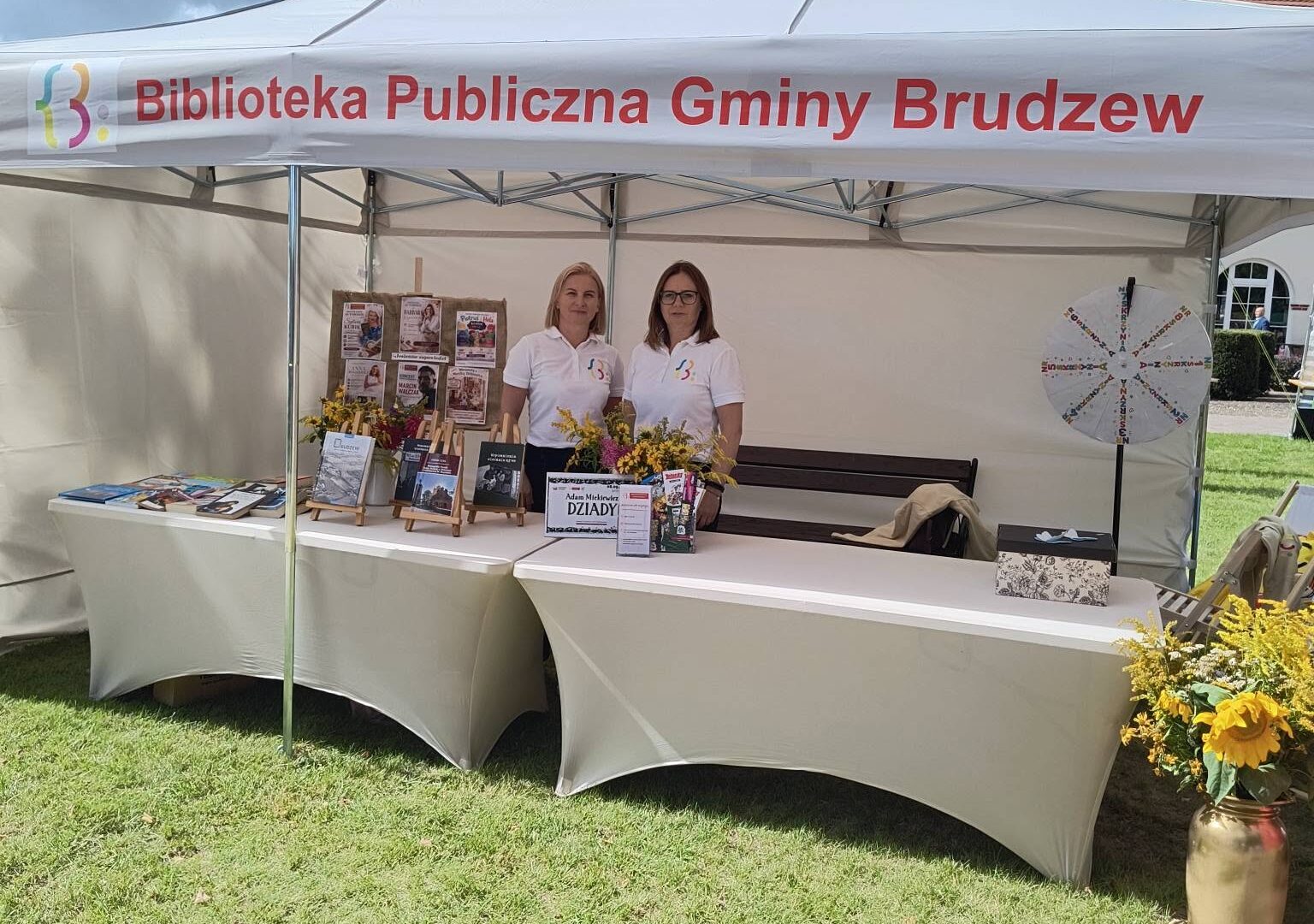 stoisko biblioteki podczas dożynek