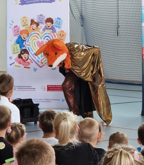 aktor w przebraniu lisa przed publicznością