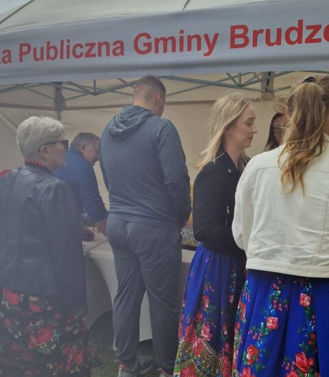 uczestnicy Dożynek przy stoisku biblioteki