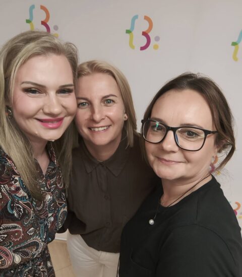 trzy kobiety uśmiechają się