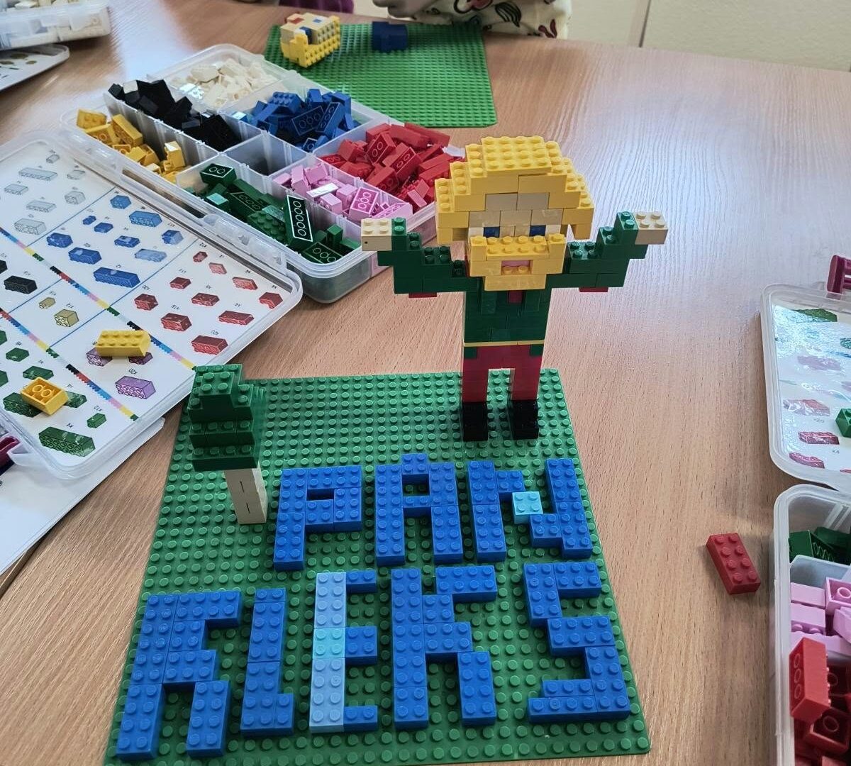 klocki Lego ułożone w napis Pan Kleks, obok figurka z klocków