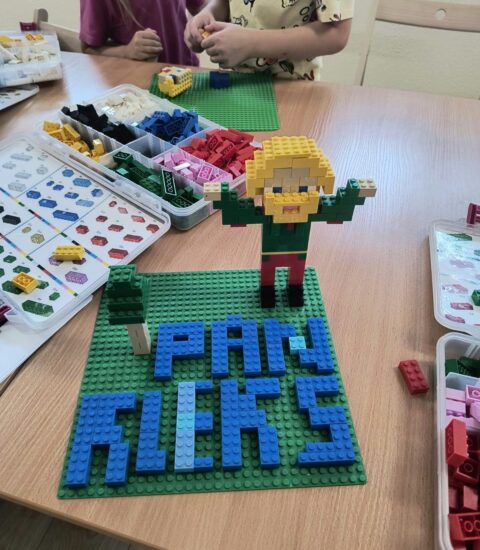 klocki Lego ułożone w napis Pan Kleks, obok figurka z klocków